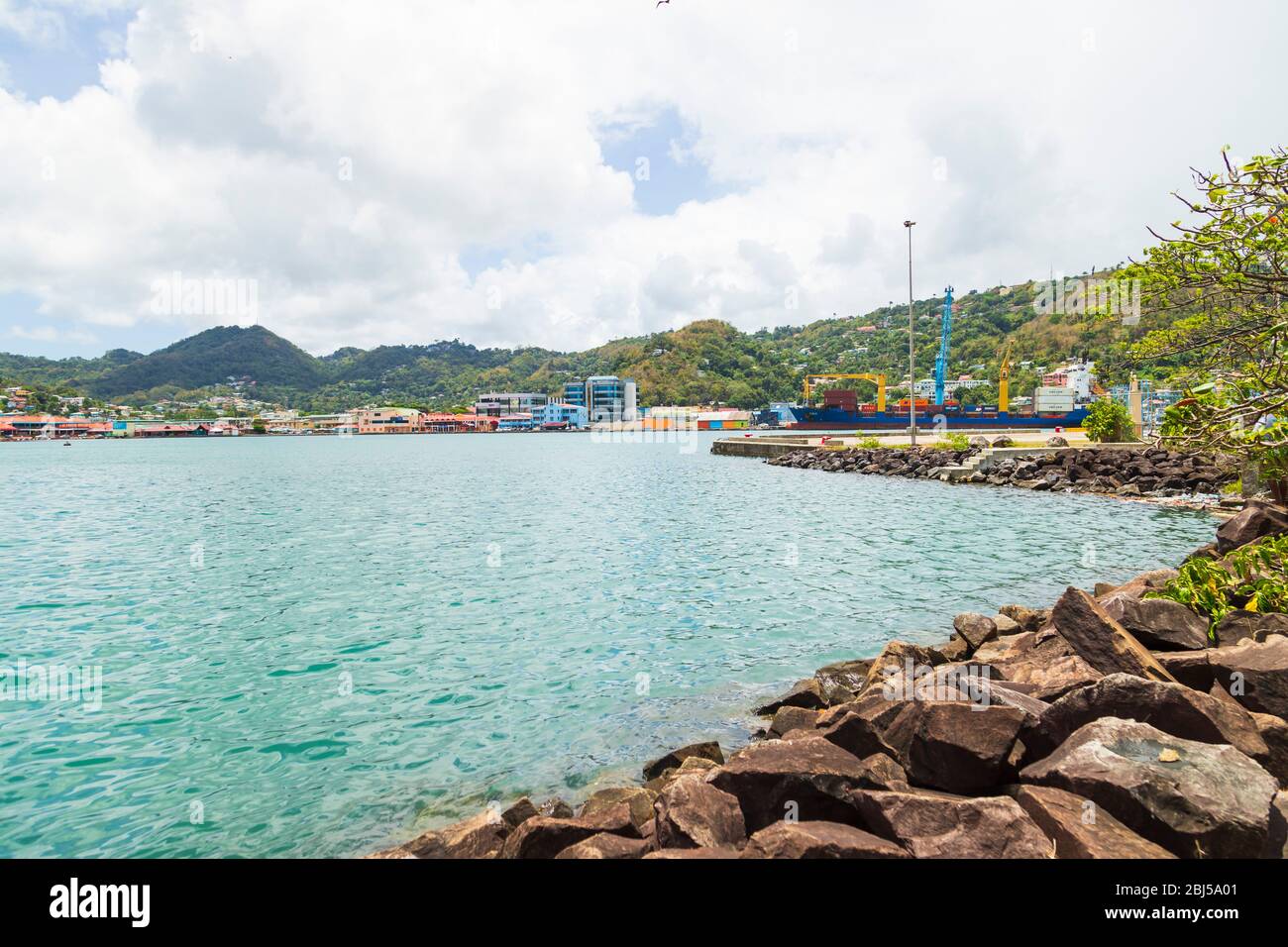 Castries, Saint Lucia - April 15 2020 : der Hafen von Castries ist von Felsen auf der rechten Seite und Hügeln in der Ferne umgeben Stockfoto