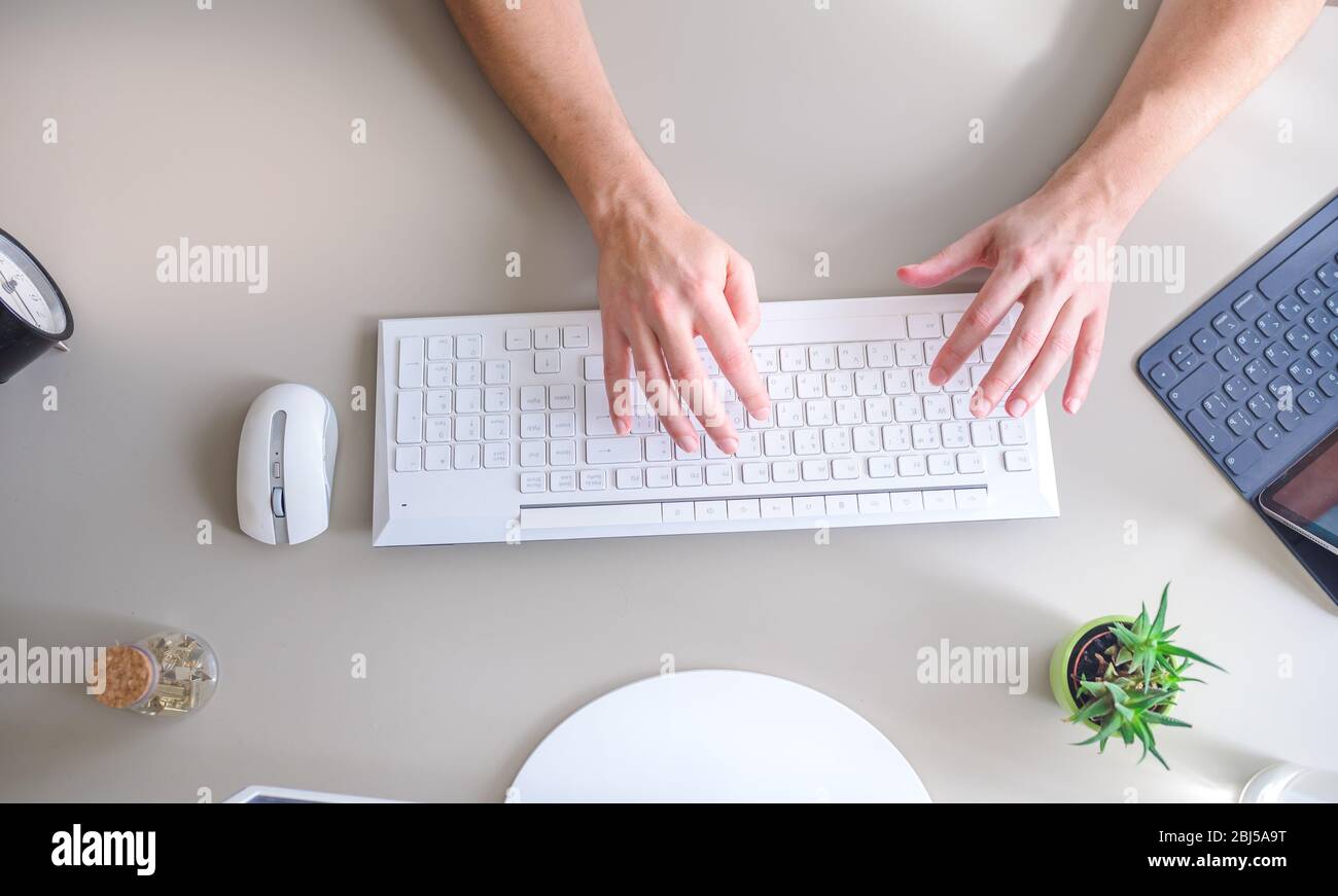 Mann auf Laptop-Computer zu Hause arbeiten Stockfoto