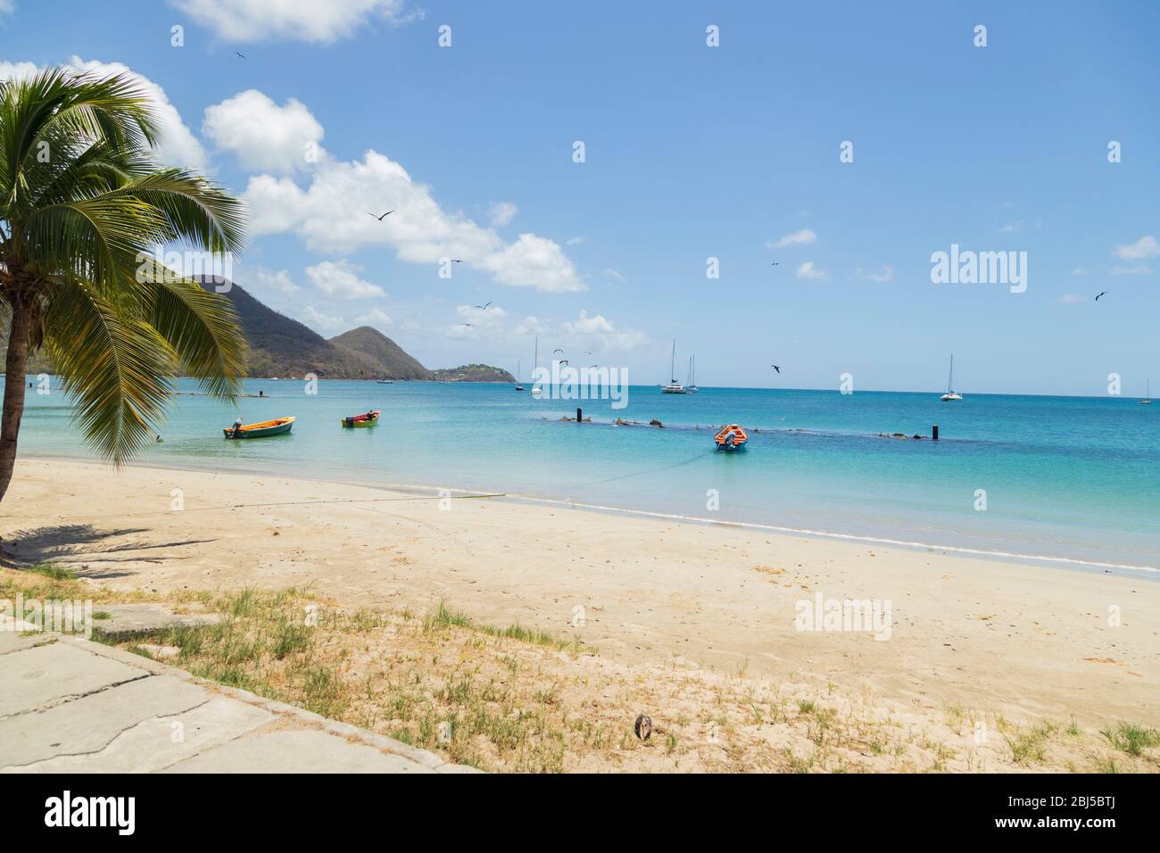 Landschaftlich reizvolle Aussicht auf die Küstenlandschaft am Strand in einem Fischerdorf Stockfoto