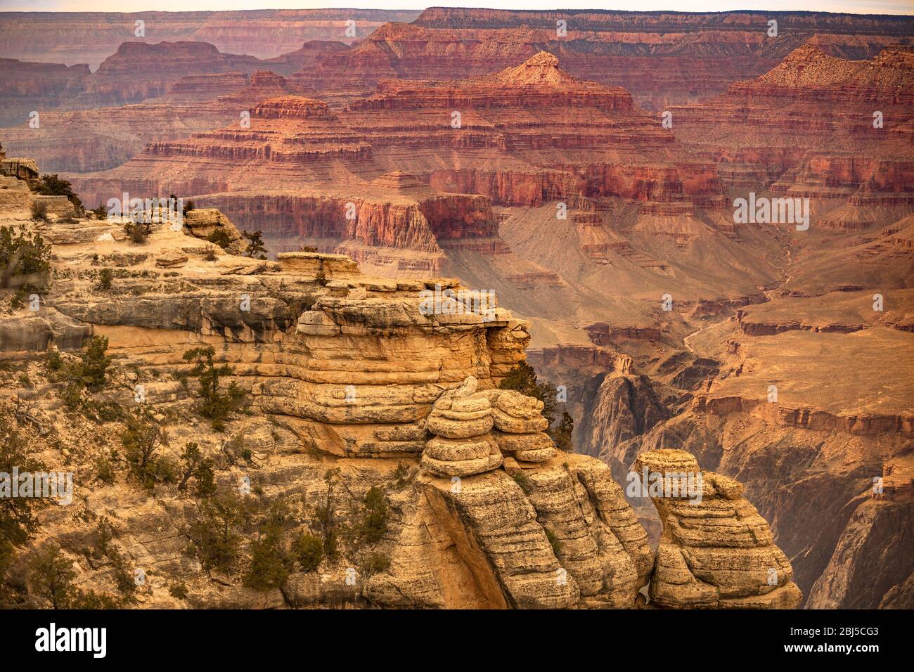 Touristen blicken vom Mather Point Touristenstopp am Südrand des Grand Canyon National Park auf den Grand Canyon. Stockfoto