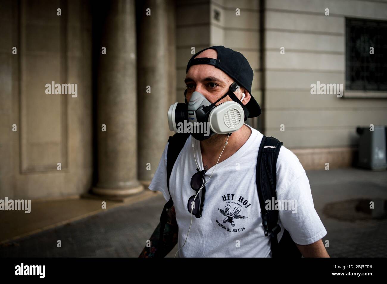 28. April 2020, Barcelona, Katalonien, Spanien - EIN Mann geht mit einer industriellen Schutzmaske durch Barcelona. Spaniens Premierminister kündigte Maßnahmen zur Lockdown der Deeskalation durch das Coronavirus an, die sechs bis acht Wochen dauern werden. Quelle: Jordi Boixareu/Alamy Live News Stockfoto