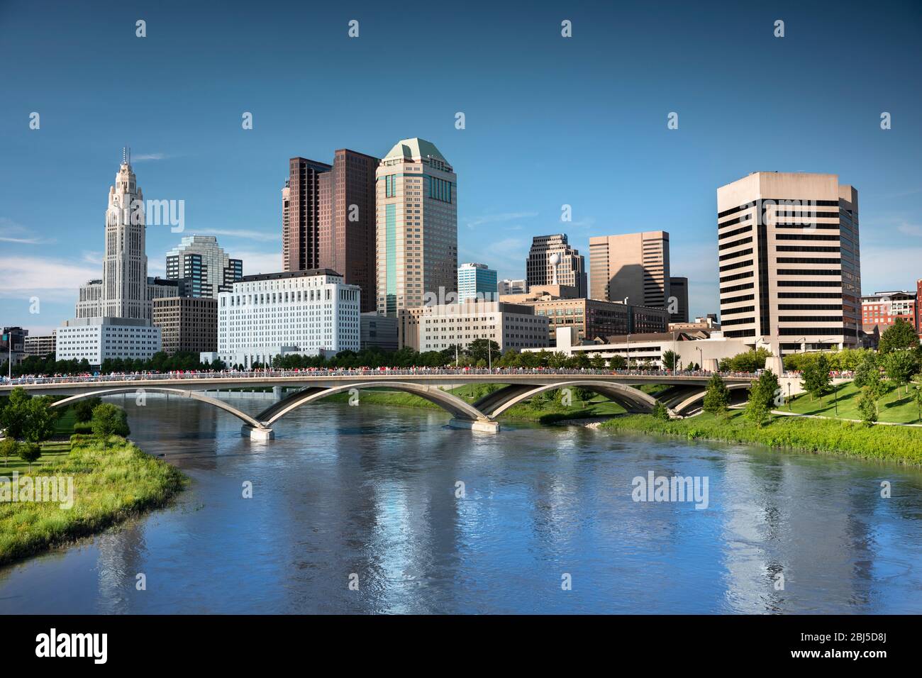 Stadtbild im Stadtzentrum mit Blick auf den Scioto River und die Discovery Bridge entlang des Riverfront Park in der Stadt Columbus Ohio USA Stockfoto