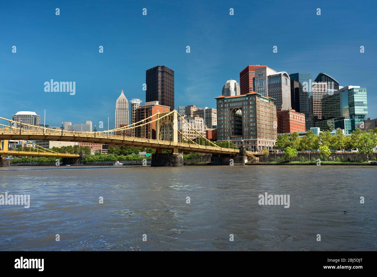 Blick auf die Skyline der Stadt über den Allegheny River und die Roberto Clemente Bridge im Stadtzentrum von Pittsburgh, Pennsylvania, USA Stockfoto