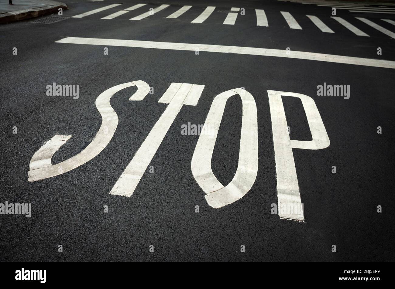 Crosswalk Stop auf der Asphaltstraße mit der falschen Schreibweise gemalt Stockfoto