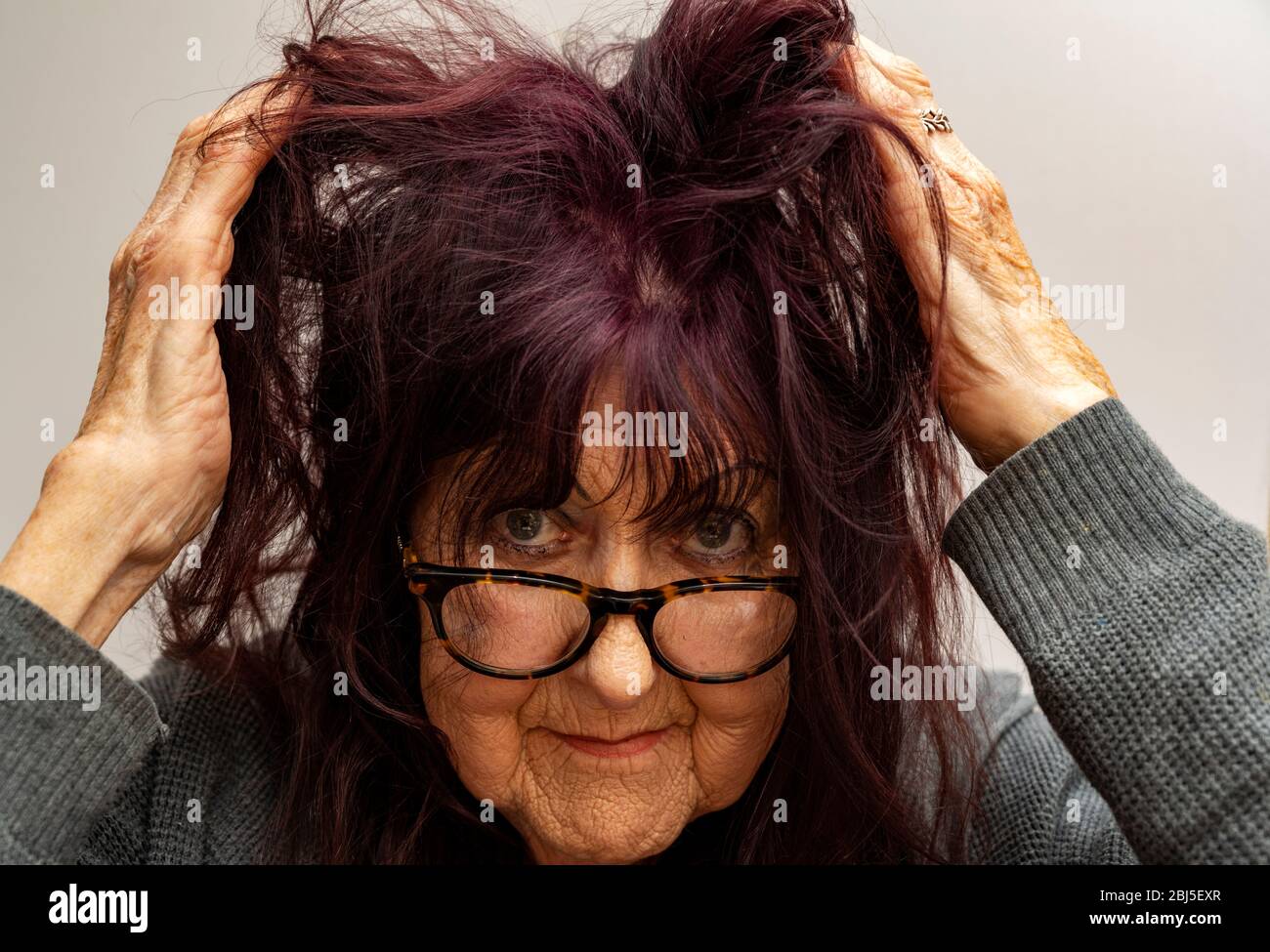 Schlechter Haartag während der Coronavirus-Sperre 2020 Stockfoto