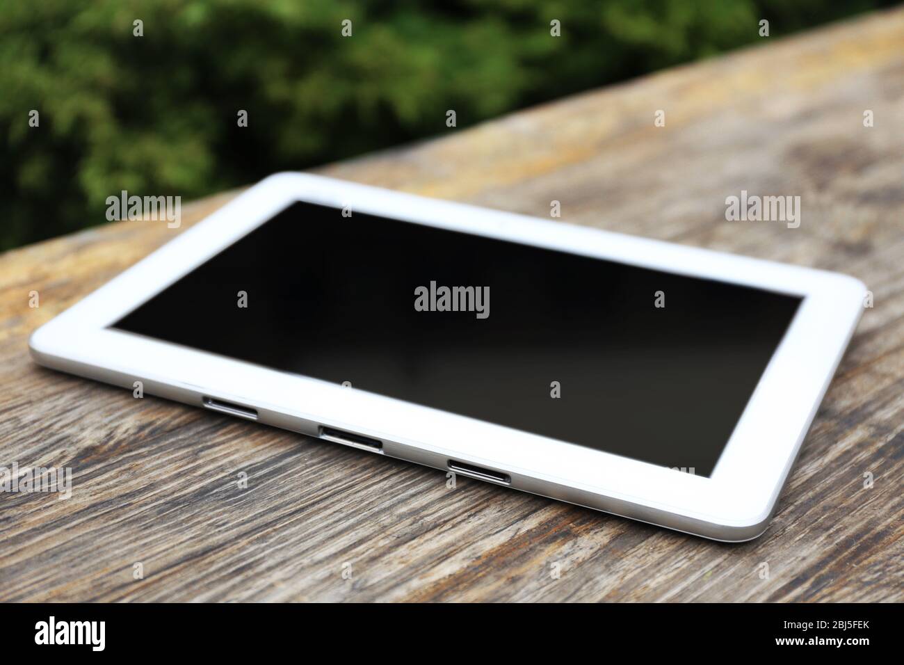 Tablet auf Holztisch Stockfoto