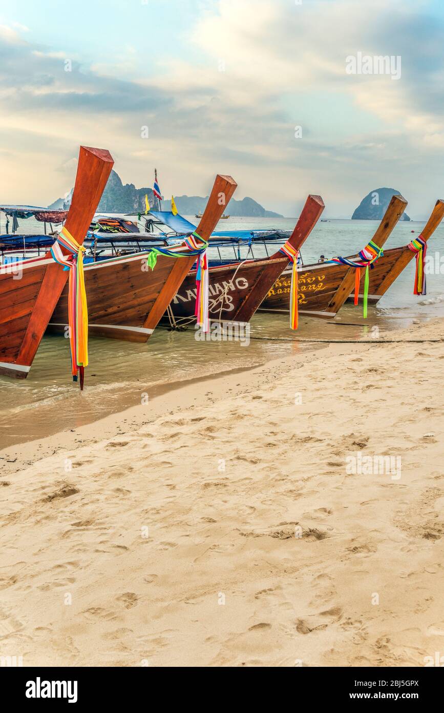 Thai Longtail-Boote aufgereiht am Strand von Koh Ngai Island, Krabi, Thailand Stockfoto