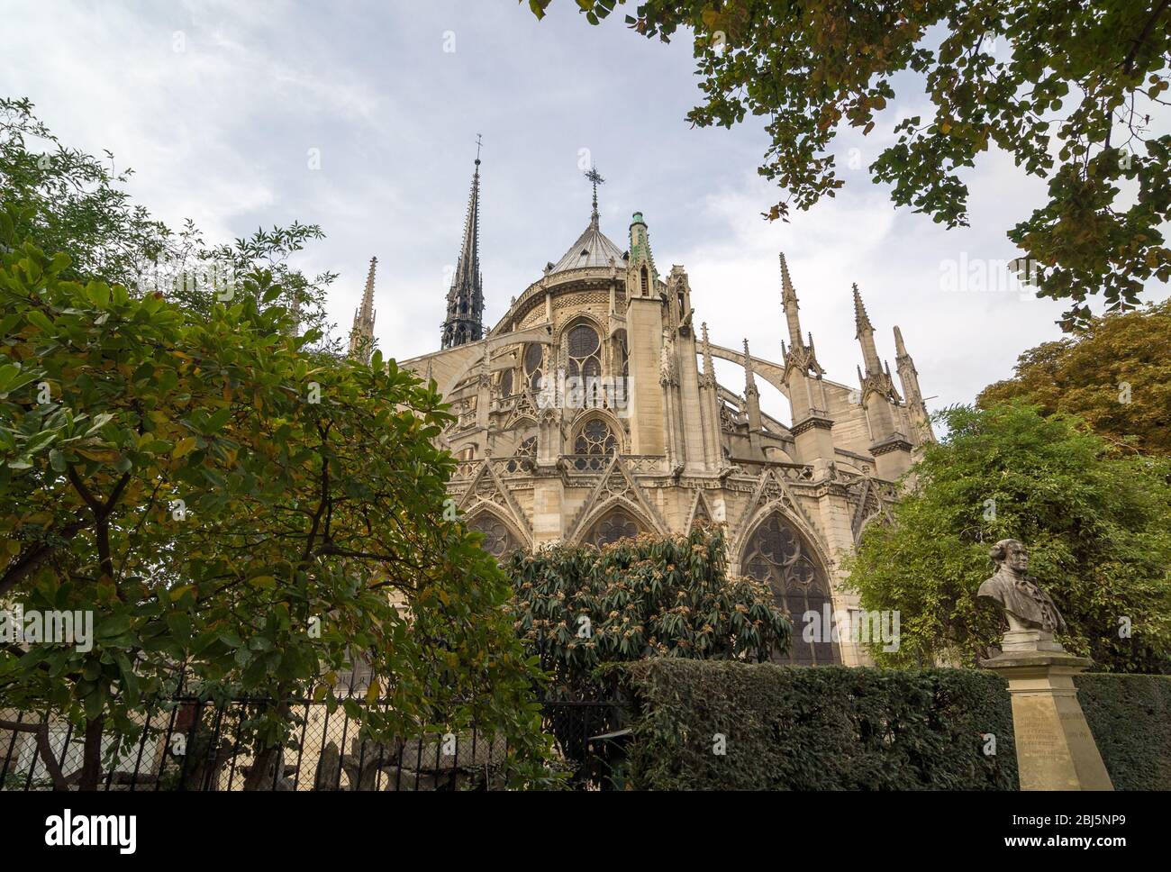 Die Ostfassade der katholischen Kathedrale Notre-Dame de Paris. Erbaut in französischer gotischer Architektur, und es ist eine der größten und bekanntesten Kirche Stockfoto