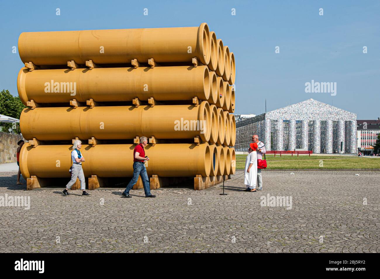 Tubular Living Spaces in Hiwa K’s ‘When We were Exhaling Images’ Documenta 14, Kassel, Deutschland Stockfoto