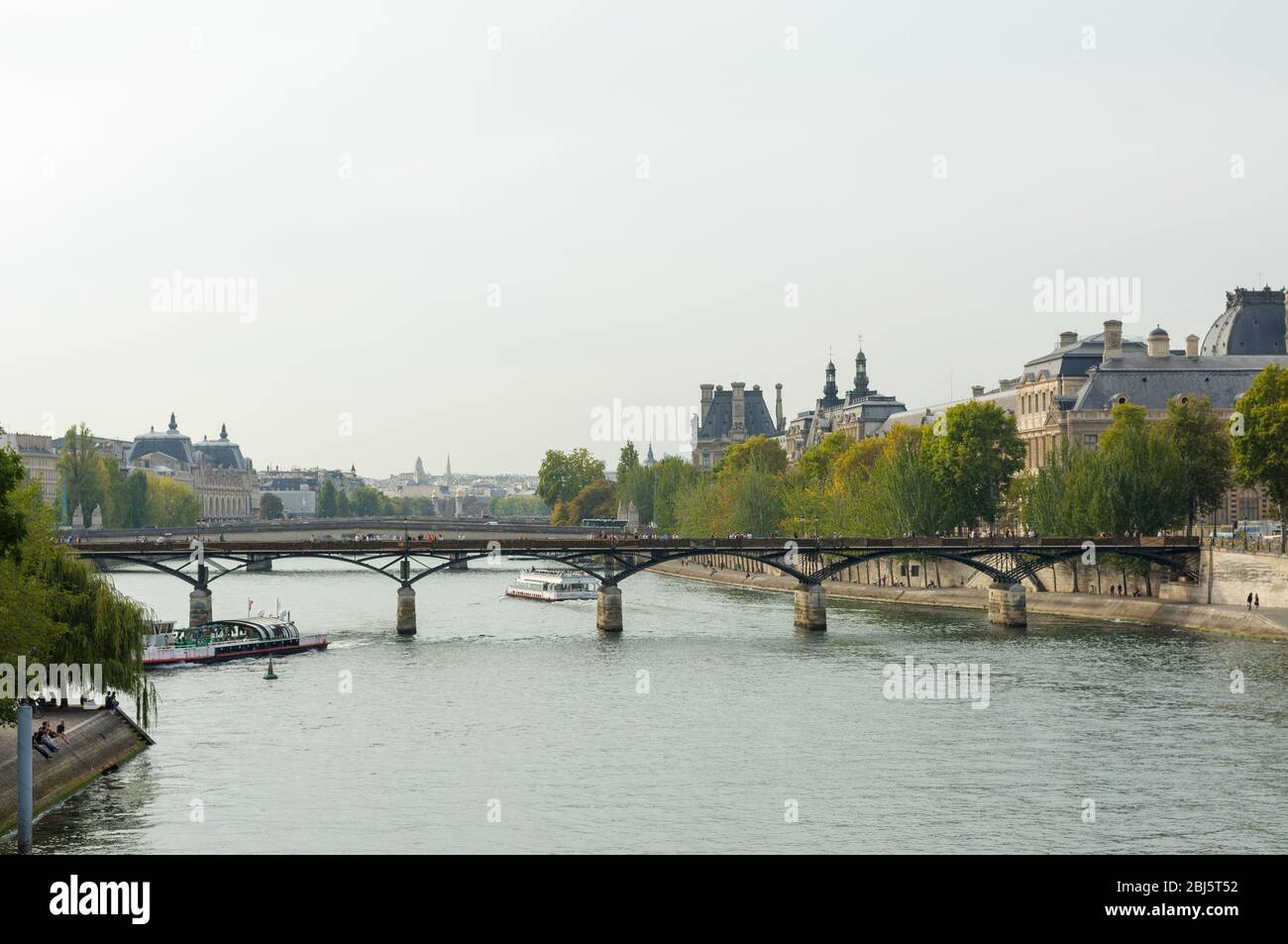 PARIS - 17. SEPTEMBER 2014: Die Pont des Arts oder Passerelle des Arts ist eine Fußgängerbrücke in Paris, die die seine überquert. Paris, Frankreich. Stockfoto