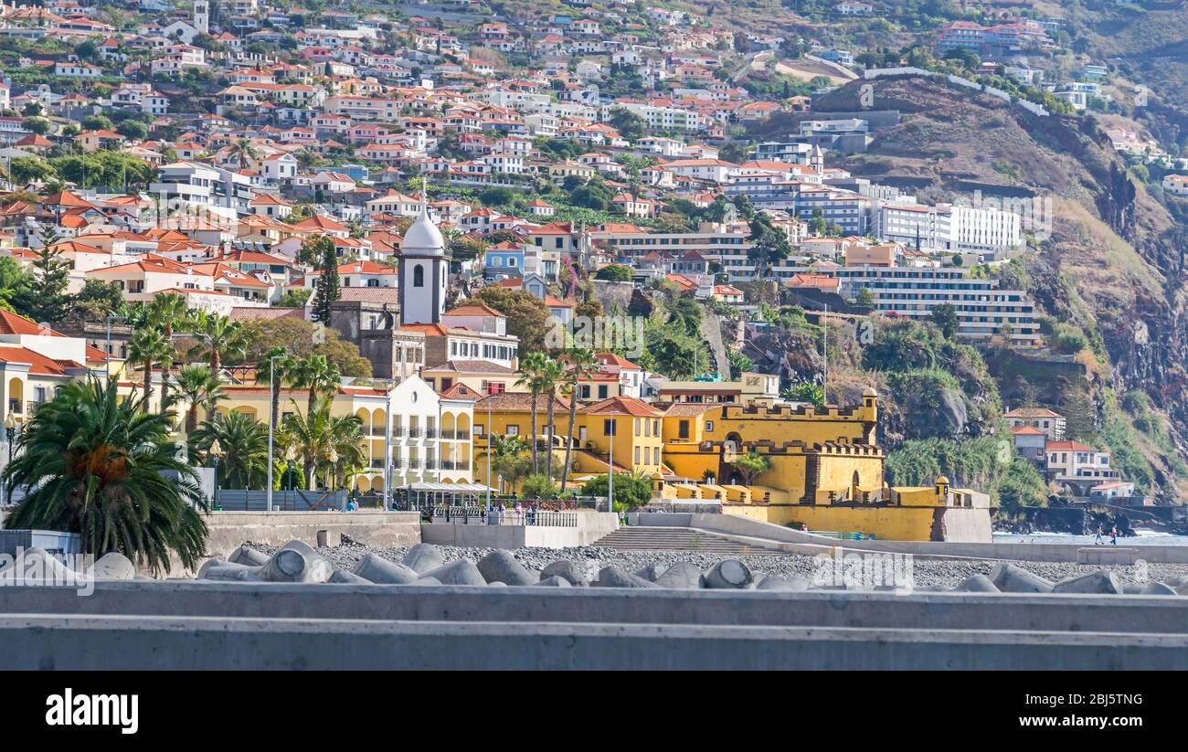 Funchal, Portugal - 10. November 2019: Historisches Zentrum (Zona Velha) mit der Uferpromenade der Bucht von Funchal, Fort von Sao Tiago, dem Turm der Bar Stockfoto
