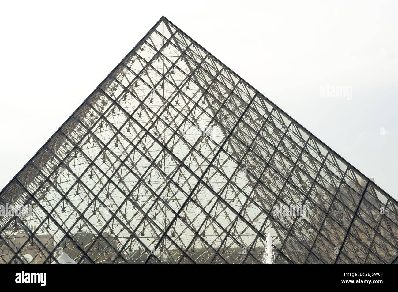 PARIS - 17. SEPTEMBER 2014: Die Pyramide des Louvre im Peis. Das Louvre Museum ist eines der größten Museen der Welt und ein historisches Denkmal in Paris, Frankreich. A Stockfoto