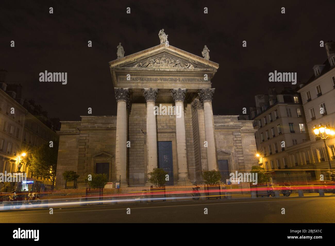 Nachtansicht der Südfassade der Kirche Notre-Dame-de-Lorette. Es ist eine neoklassische Kirche im 9. Arrondissement von Paris, Frankreich. Stockfoto