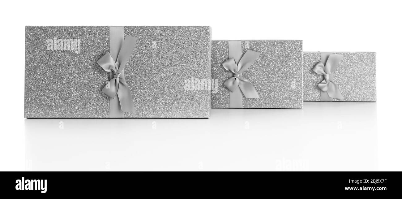 Schöne silberne Weihnachtsgeschenke auf weißem Hintergrund isoliert Stockfoto