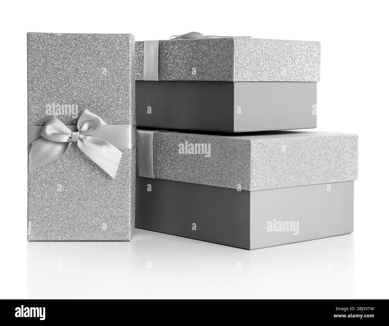 Schöne silberne Weihnachtsgeschenke auf weißem Hintergrund isoliert Stockfoto