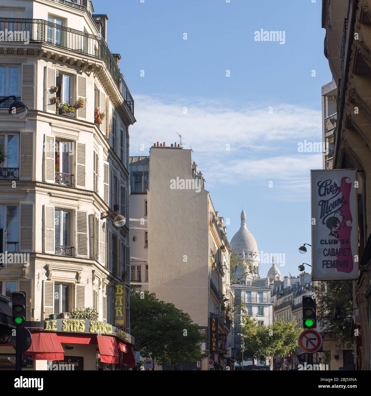 PARIS - 18. SEPTEMBER 2014: Blick von der Straße Pigalle auf die Basilika des Heiligen Herzens von Paris oder Sacre-Coeur ist eine römisch-katholische Kirche. Befindet sich im Stockfoto