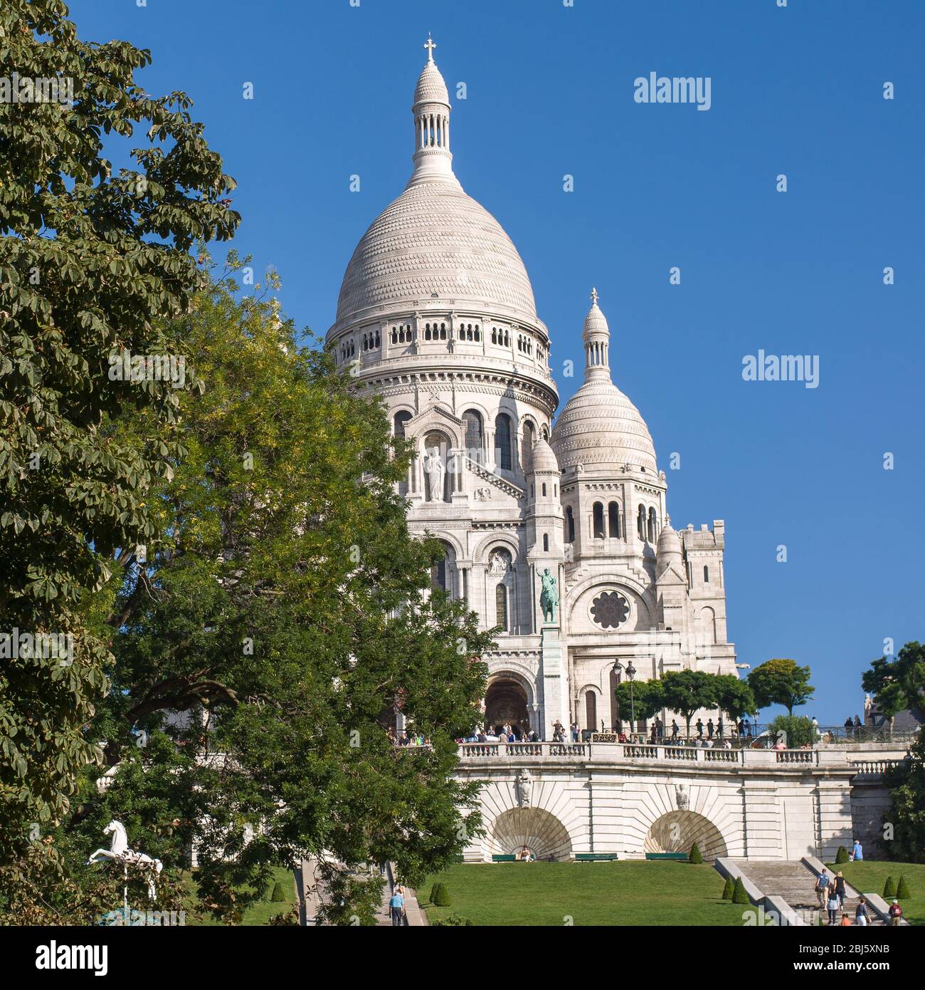 PARIS - 18. SEPTEMBER 2014: Touristen in der Nähe der Basilika des Heiligen Herzens von Paris oder Sacre-Coeur ist eine römisch-katholische Kirche. Auf dem Gipfel des gelegen Stockfoto