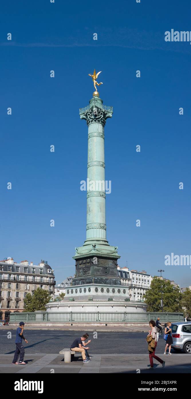 PARIS - 18. SEPTEMBER 2014: Die Julisäule oder Colonne de Juillet ist eine monumentale Säule in Paris, die an die Revolution von 1830 erinnert. Das Hotel liegt am Place de Stockfoto