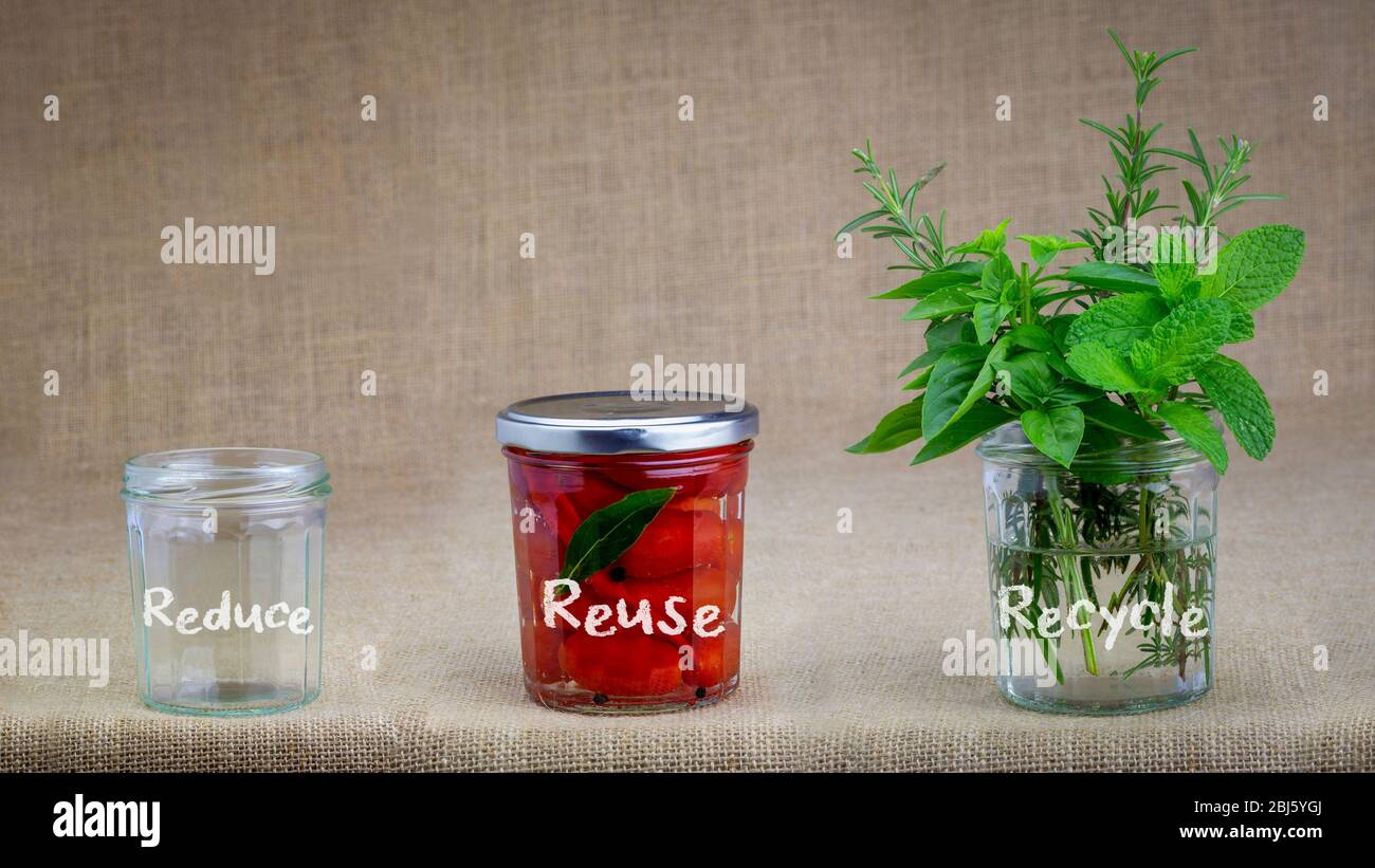 Gläser mit Reduce, Reuse, Recycle Text illustriert 3 RS Abfall Konzept für nachhaltiges Leben, sparen Geld und Null Abfall Stockfoto