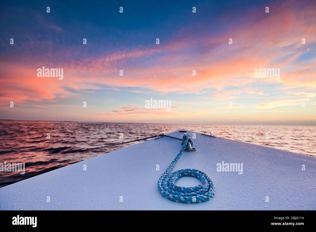 Bug eines Bootes mit einem schönen Sonnenuntergang am Horizont Stockfoto