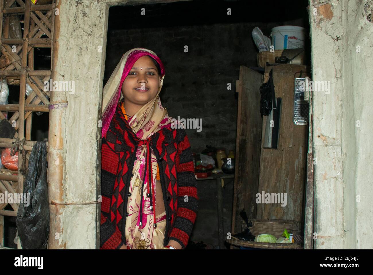 Ländliche Frau steht vor der Tür des Hauses in Indien Stockfoto