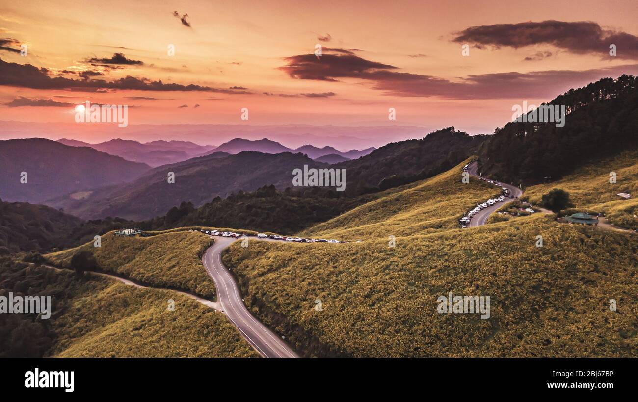 Luftbild Landschaft des Berges in der Dämmerung Zeit Natur Blume Tung Bua Tong Mexikanisches Sonnenblumenfeld, Mae Hong Son, Thailand. Stockfoto