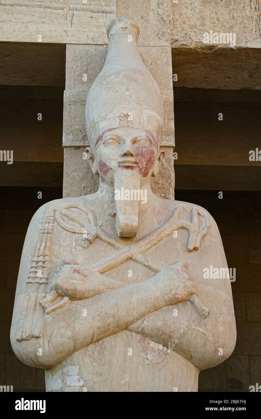 Statue des Königs in der Gestalt des gottes Osiris im Totenhaus Tempel der Hatschepsut Stockfoto