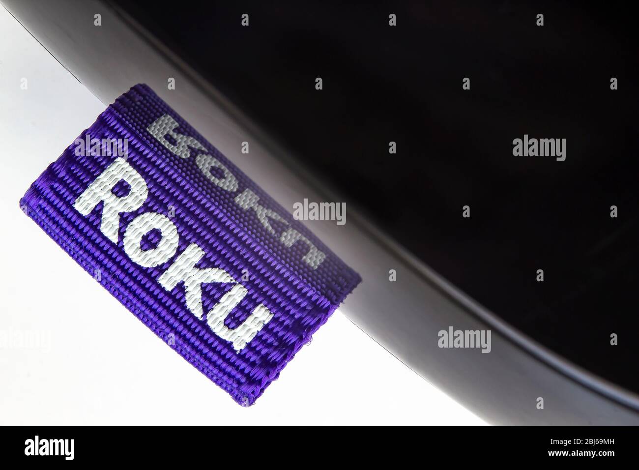 Calgary, Alberta, Kanada. 28. April 2020. Makro Draufsicht einer Roku-Box auf weißem Hintergrund Stockfoto