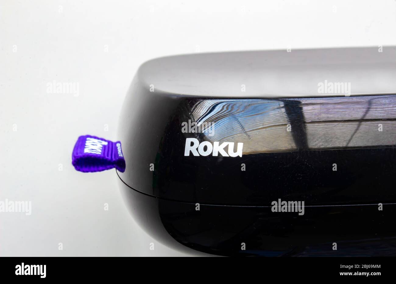 Calgary, Alberta, Kanada. 28. April 2020. Links vorne eine Roku-Box auf weißem Hintergrund Stockfoto