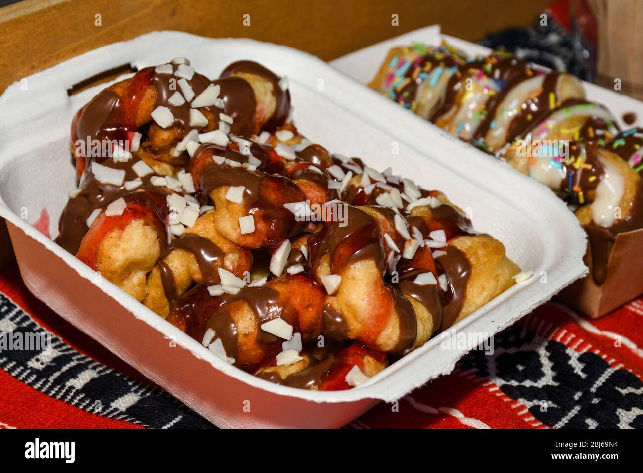 Nahaufnahme Donuts zum Verkauf in Bäckerei im Supermarkt.leckeres Frühstück Dessert für Kaffeepause am Morgen. Stockfoto