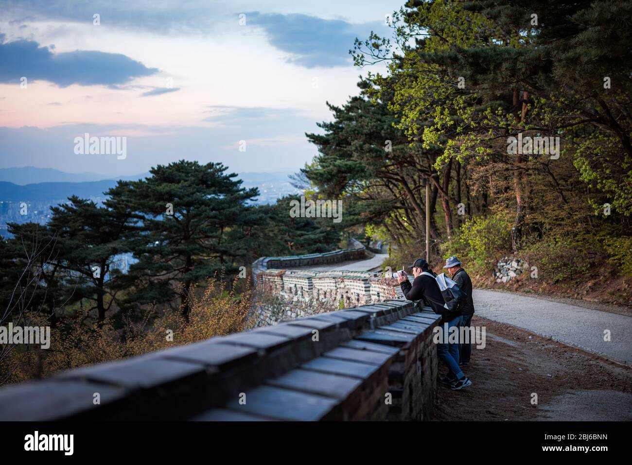 Namhansanseong, Südkorea - 26. APRIL 2020: Der Namhansanseong Provincial Park, der Heimat der gleichnamigen Festung, ist eine UNESCO-Stätte mit Blick auf Seoul. Stockfoto