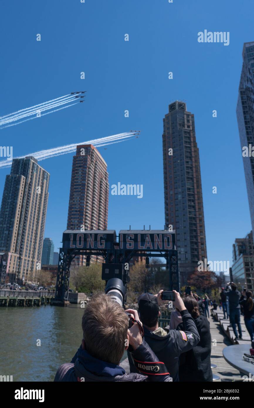 NEW YORK, NY - 28. APRIL 2020: Die Blue Angels der US Navy und die Thunderbirds Jets der US Air Force fliegen über New York City. Stockfoto