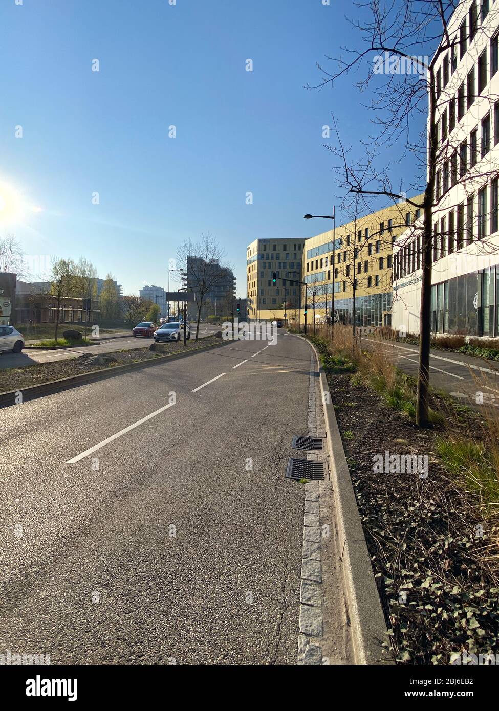 Straßburg, Frankreich - 2. April 2020: Große leere Straße in der Nähe des Rhena-Krankenhauses an der französisch-deutschen Grenze während der allgemeinen Sperrung aufgrund der weltweiten Cornavirus-Covid-19-Pandemie Stockfoto