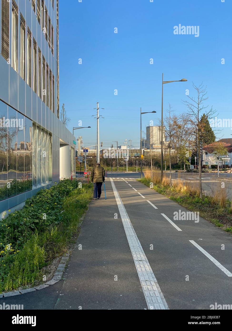 Straßburg, Frankreich - 2. April 2020: Alleinerziehender Mann auf einer leeren Straße in der Nähe des Rhena-Krankenhauses an der deutsch-französischen Grenze während der allgemeinen Sperrung aufgrund der weltweiten Cornavirus-Covid-19-Pandemie Stockfoto