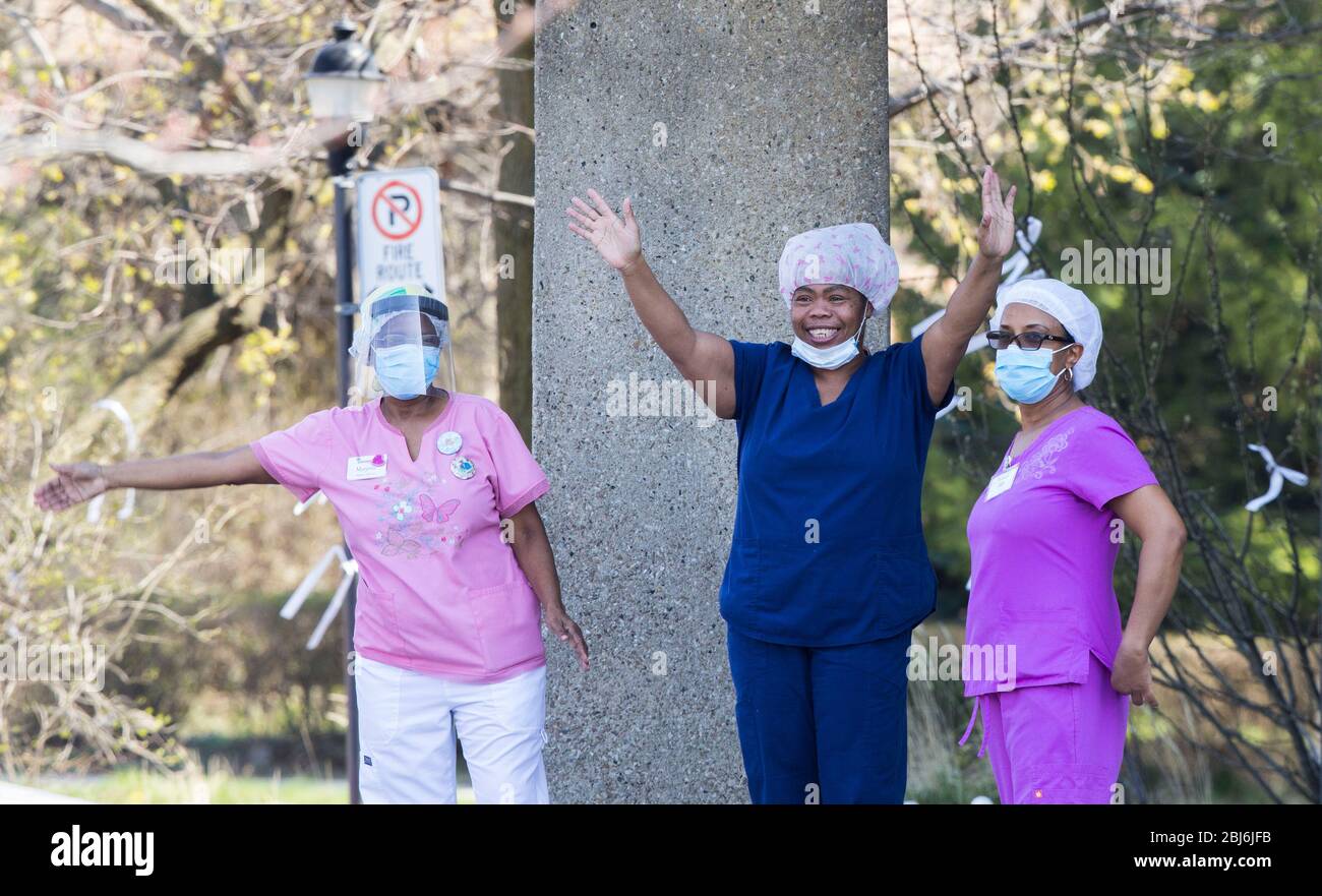 Toronto, Kanada. April 2020. Die Beschäftigten im Gesundheitswesen winken, um den Menschen für ihre Teilnahme an einer Parade vor dem Eatonville Care Center in Toronto, Kanada, am 28. April 2020 zu danken. Am Dienstagnachmittag gab es in Kanada 49,815 bestätigte Fälle von COVID-19, während 2,852 Menschen an der Krankheit gestorben sind. Kredit: Zou Zheng/Xinhua/Alamy Live News Stockfoto