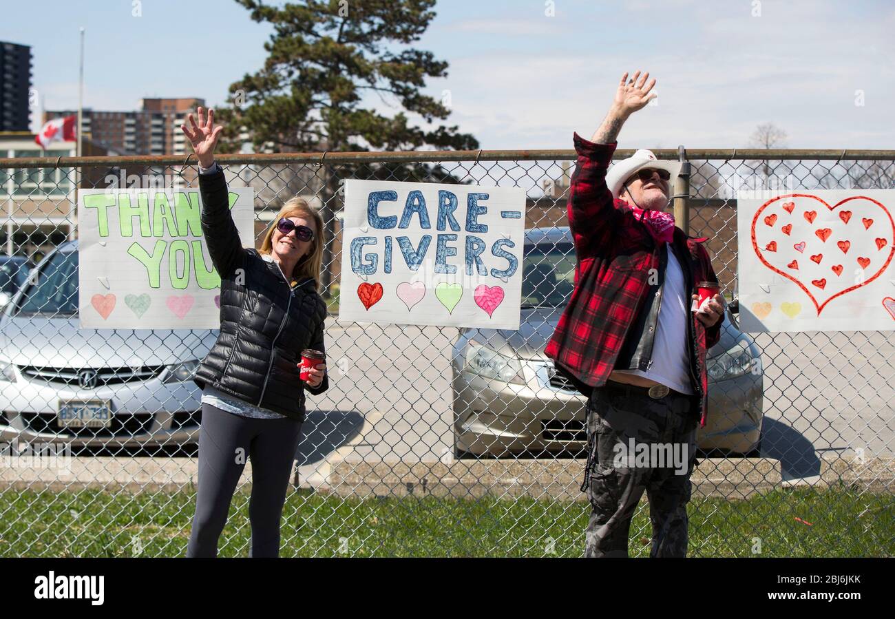 Toronto, Kanada. April 2020. Die Menschen winken den Beschäftigten im Gesundheitswesen zu, während eine Parade vor dem Eatonville Care Centre in Toronto, Kanada, am 28. April 2020 stattfand. Am Dienstagnachmittag gab es in Kanada 49,815 bestätigte Fälle von COVID-19, während 2,852 Menschen an der Krankheit gestorben sind. Kredit: Zou Zheng/Xinhua/Alamy Live News Stockfoto