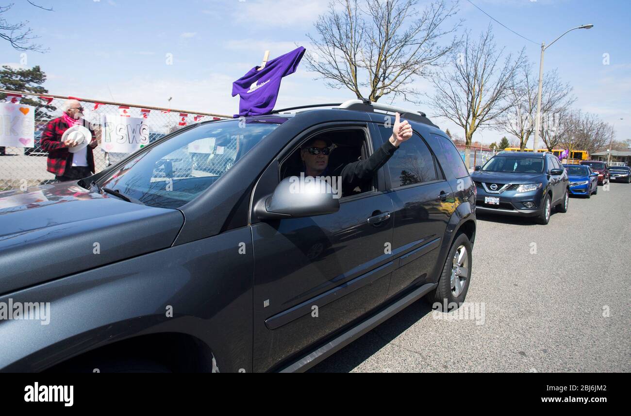 Toronto, Kanada. April 2020. Ein Fahrer gibt den Beschäftigten im Gesundheitswesen bei einer Fahrzeugparade vor dem Eatonville Care Center in Toronto, Kanada, am 28. April 2020 den Daumen nach oben. Am Dienstagnachmittag gab es in Kanada 49,815 bestätigte Fälle von COVID-19, während 2,852 Menschen an der Krankheit gestorben sind. Kredit: Zou Zheng/Xinhua/Alamy Live News Stockfoto