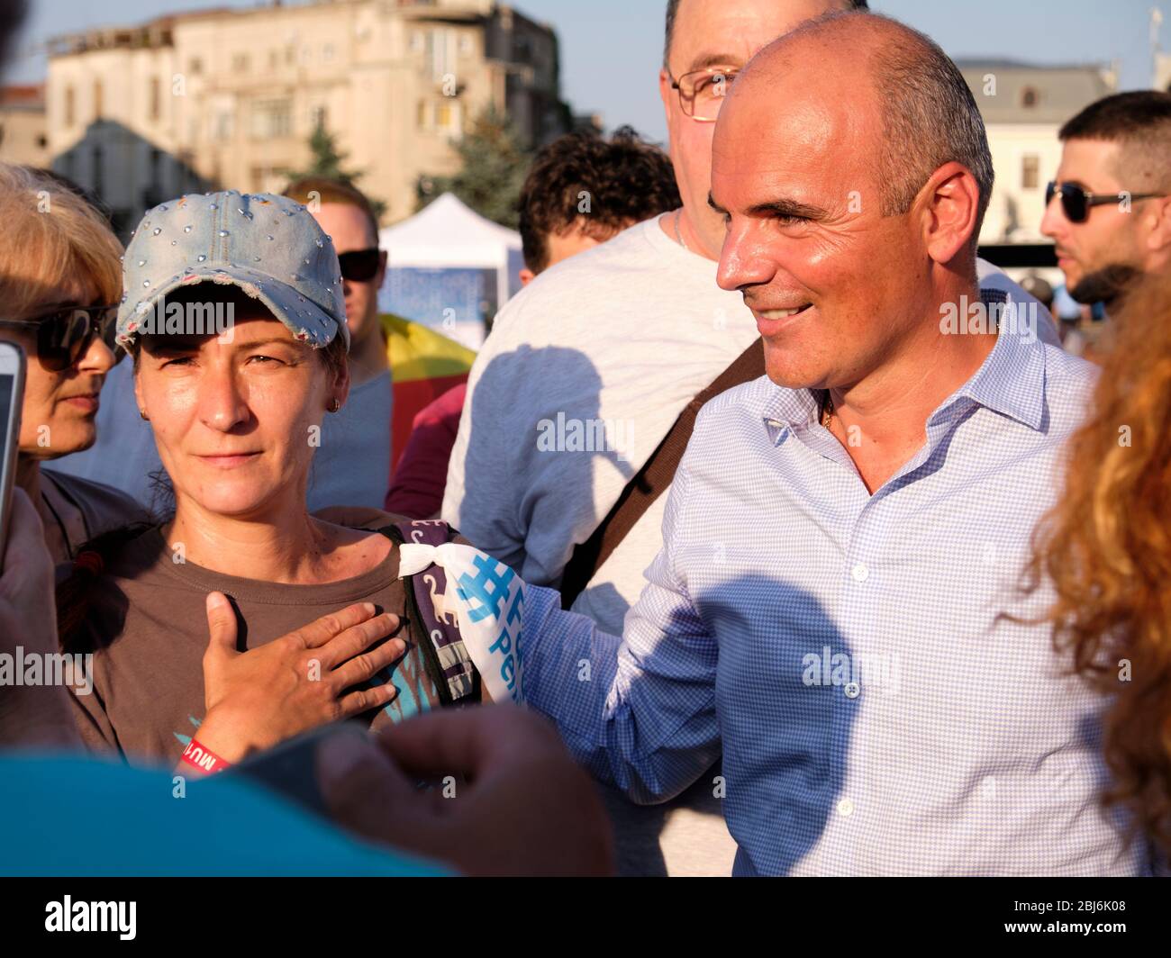 Rareș Bogdan, PNL-Mitglied des Europäischen Parlaments, kommt zu Protest in Bukarest, Rumänien. August 2019. Stockfoto