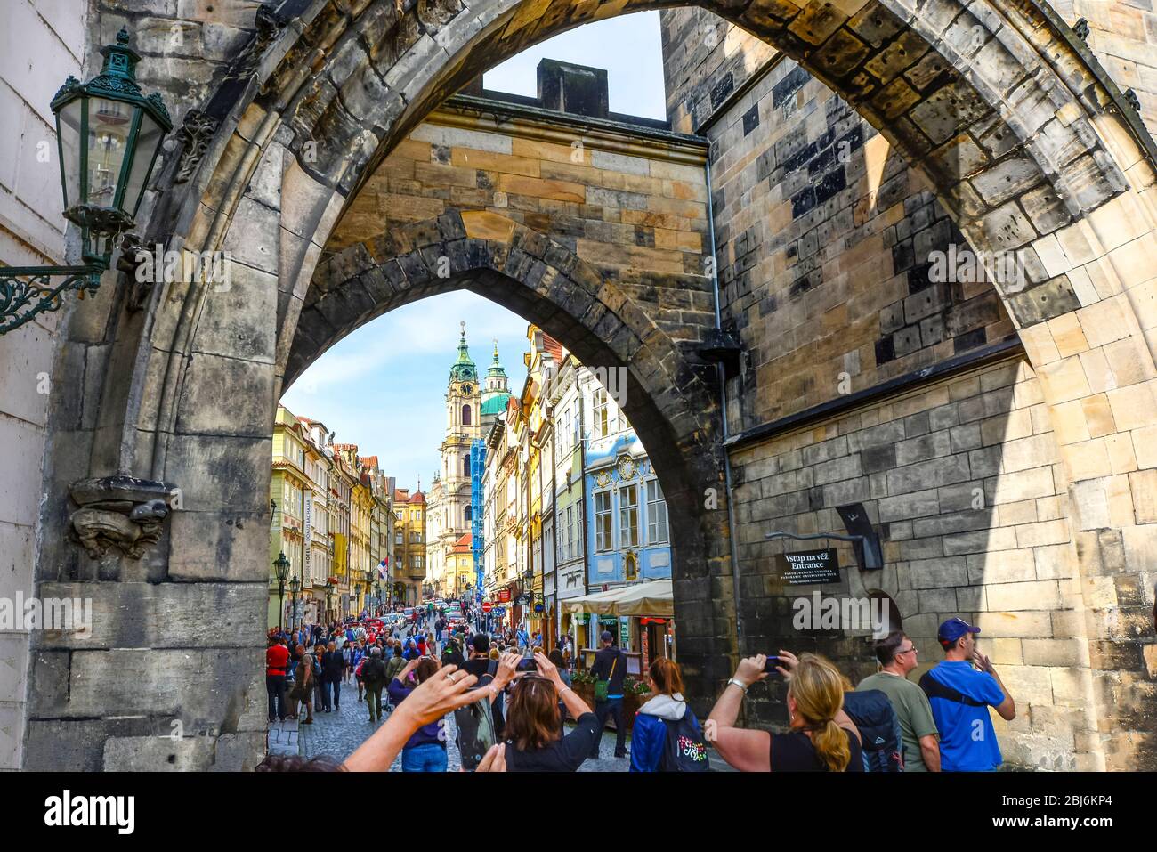 Eine große Menge Touristen auf dem Weg der Könige zum Prager Schlosskomplex aus dem kleinen Turm auf der Karlsbrücke in Prag, Tschechien. Stockfoto