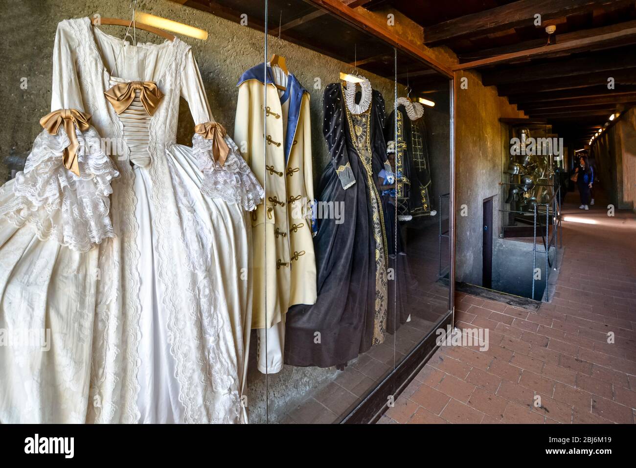 Glasausstellungen von Kleidung und Rüstungen aus dem Mittelalter und der Renaissance in den ältesten öffentlichen Bereichen des Prager Schlosskomplexes Tschechien. Stockfoto