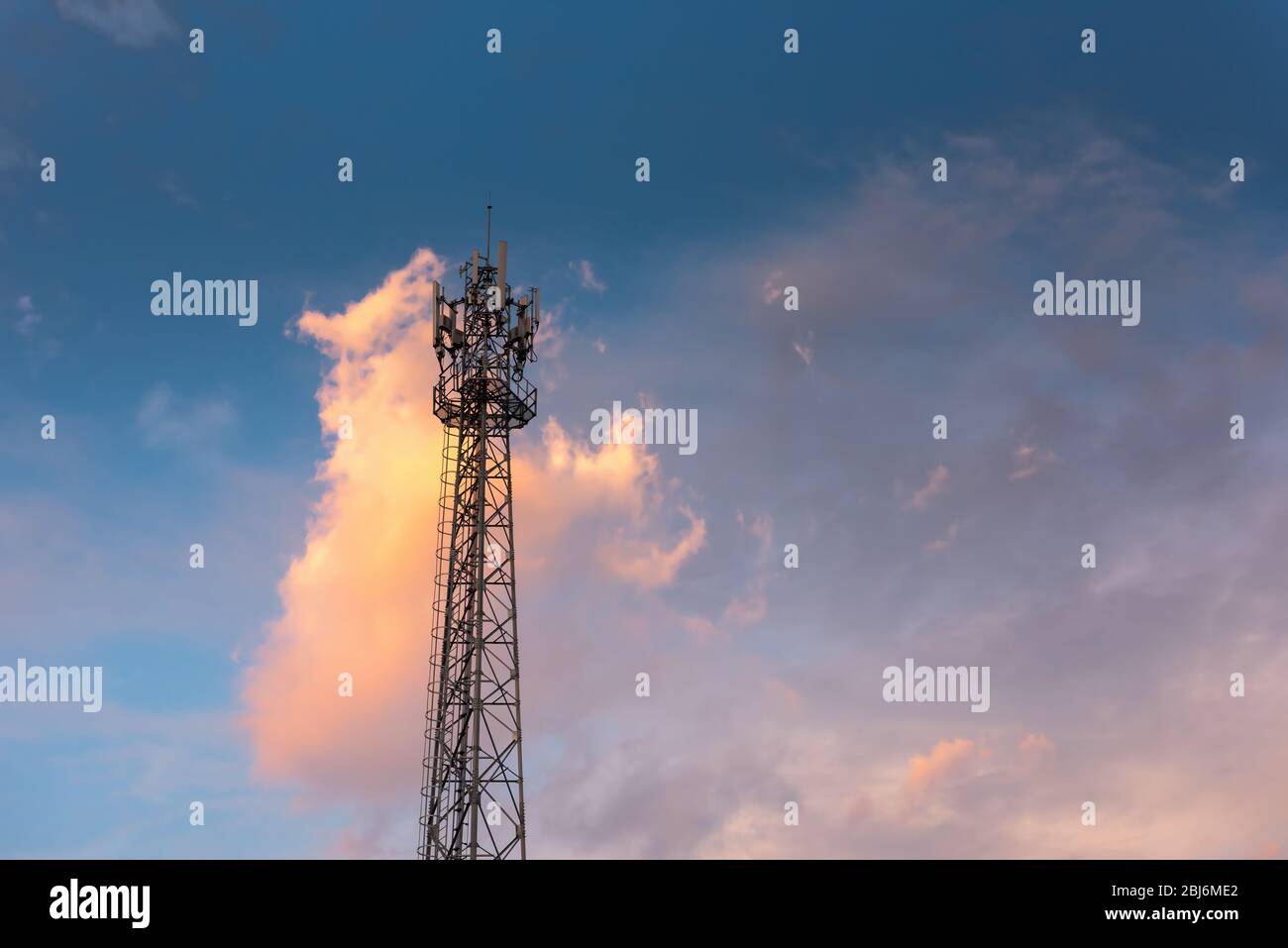 Kommunikation Antennenturm für Telekommunikationsnetz gegen Blue Sky Hintergrund bei Sonnenaufgang. Technologie Mobilfunk- und Übertragungsverbindung von T Stockfoto