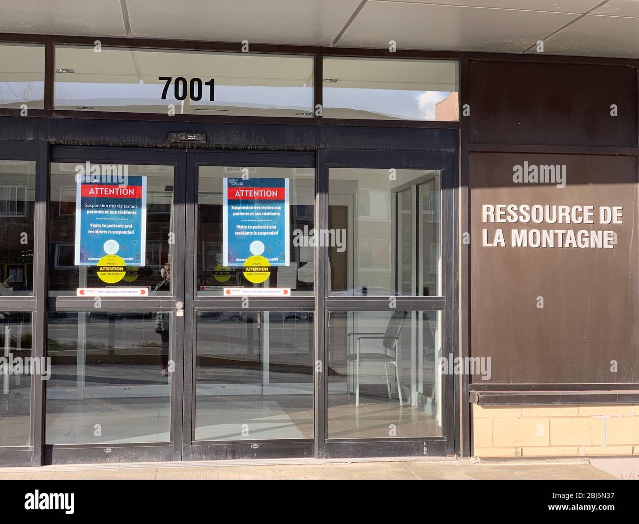 Eingang der Einrichtung eines älteren Hotels, Montreal. Wegen der Covid 19 Pandemie für Besucher geschlossen Stockfoto