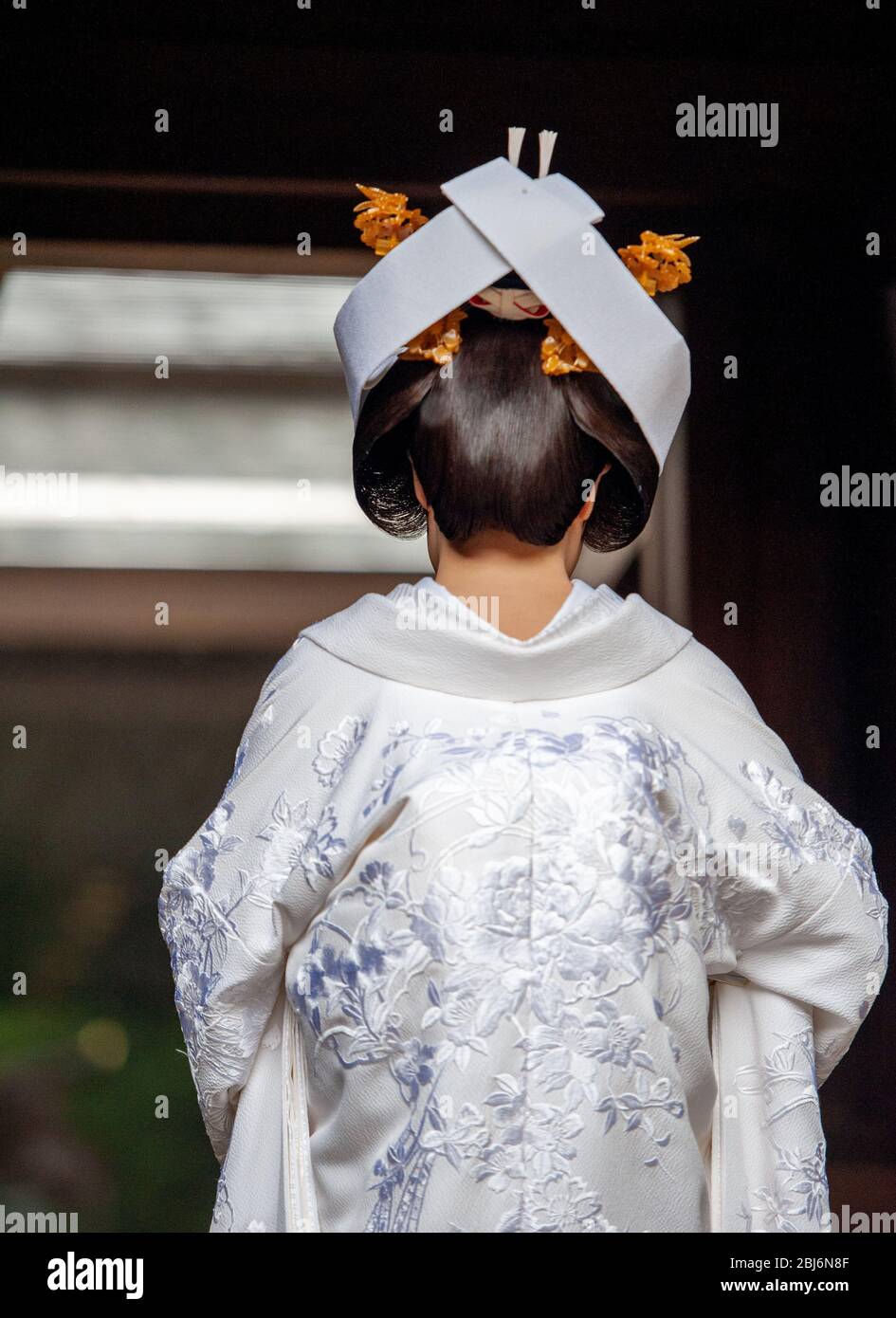 Japanische Braut in traditionellem Kimono und Kopfschmuck kurz vor der Hochzeitszeremonie im Meiji Jingu-Schrein, Tokio Japan Stockfoto