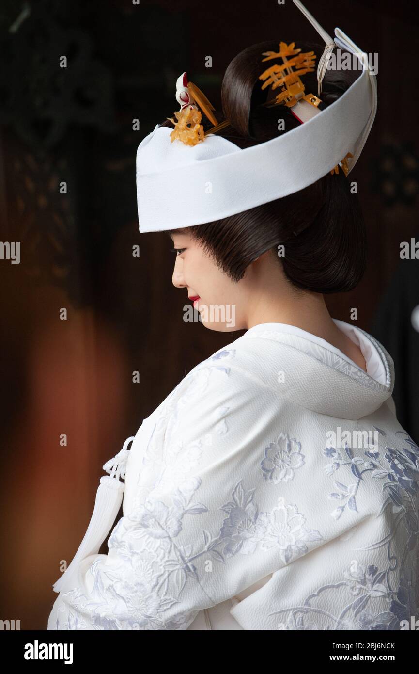 Japanische Braut in traditionellem Kimono und Kopfschmuck kurz vor der Hochzeitszeremonie im Meiji Jingu-Schrein, Tokio Japan Stockfoto