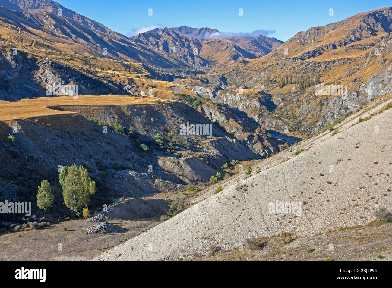 Gold-Abstände über dem Skippers Canyon Stockfoto