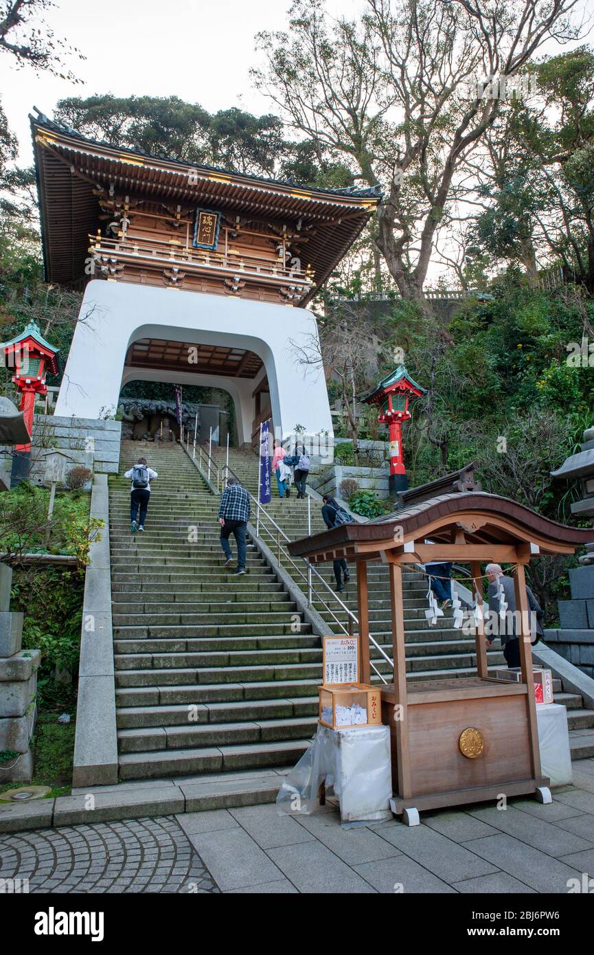 Die Treppe führt zum Enoshima Schrein. Ein schintoistischer Schrein in Enoshima, Fujisawa, Kanagawa, Japan. Stockfoto