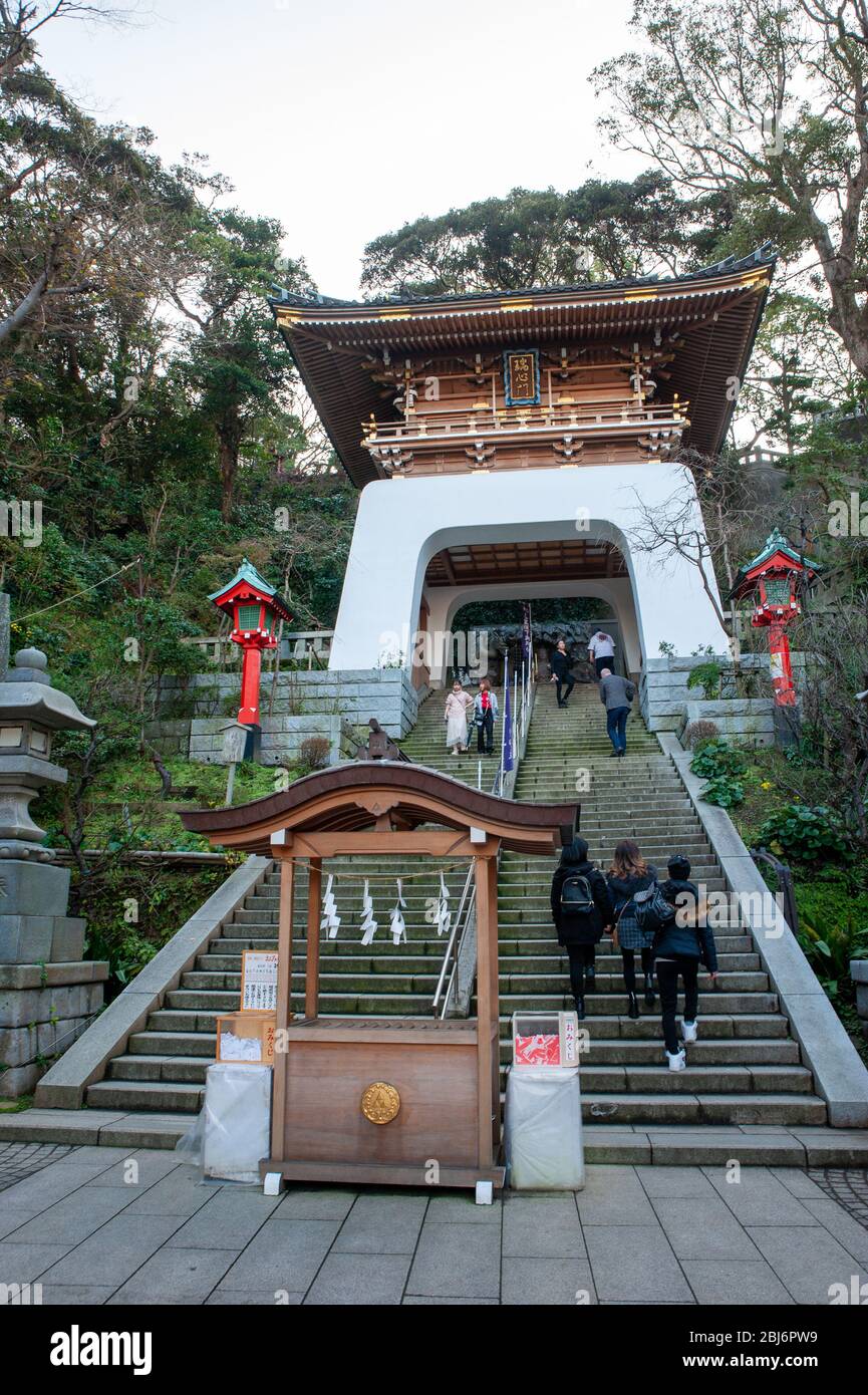 Die Treppe führt zum Enoshima Schrein. Ein schintoistischer Schrein in Enoshima, Fujisawa, Kanagawa, Japan. Stockfoto