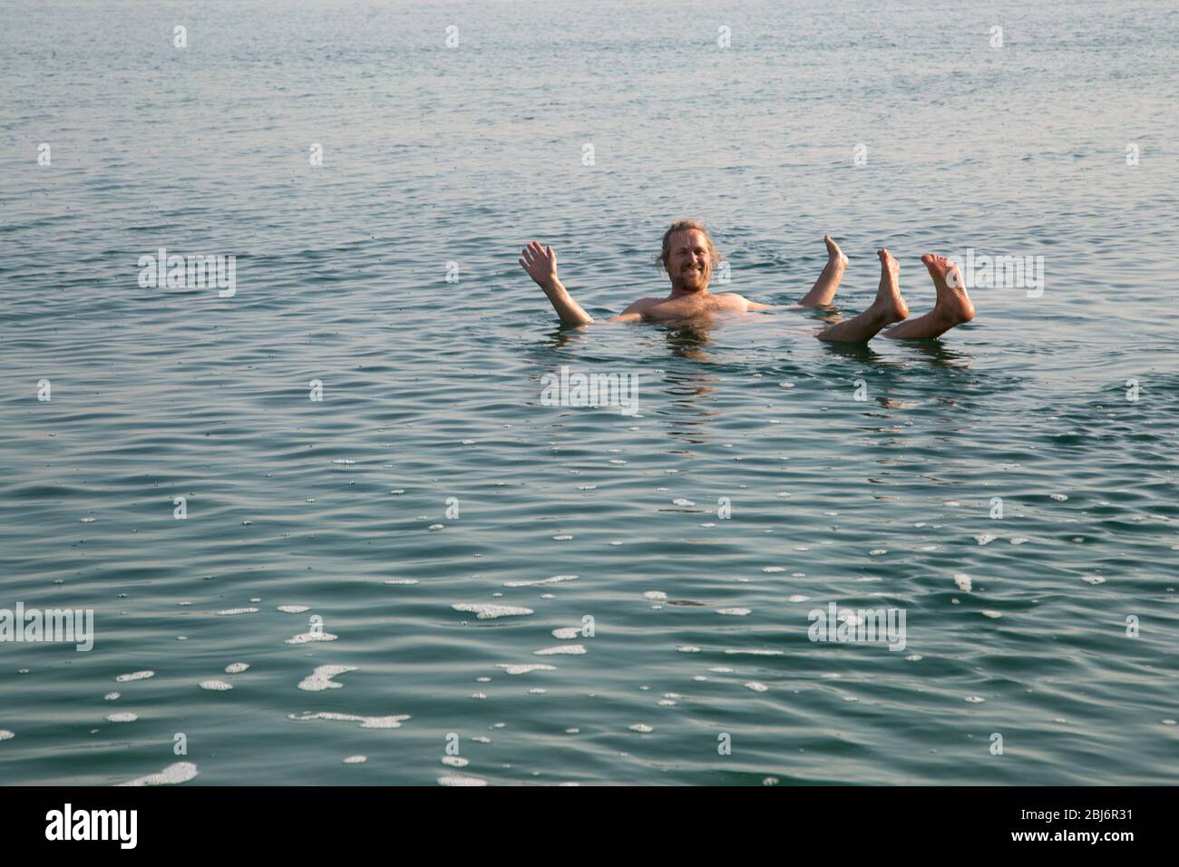 Menschen schwimmen im toten meer Fotos und Bildmaterial in hoher