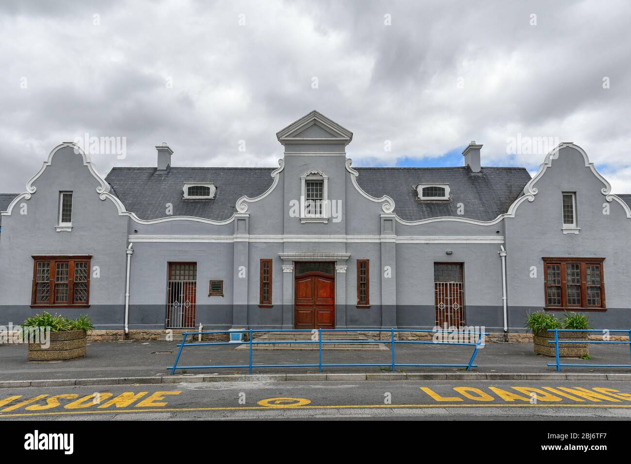 Außenansicht des Bahnhofs Stellenbosch (in kapniederländischer Architektur entworfen), Westkap, Südafrika Stockfoto