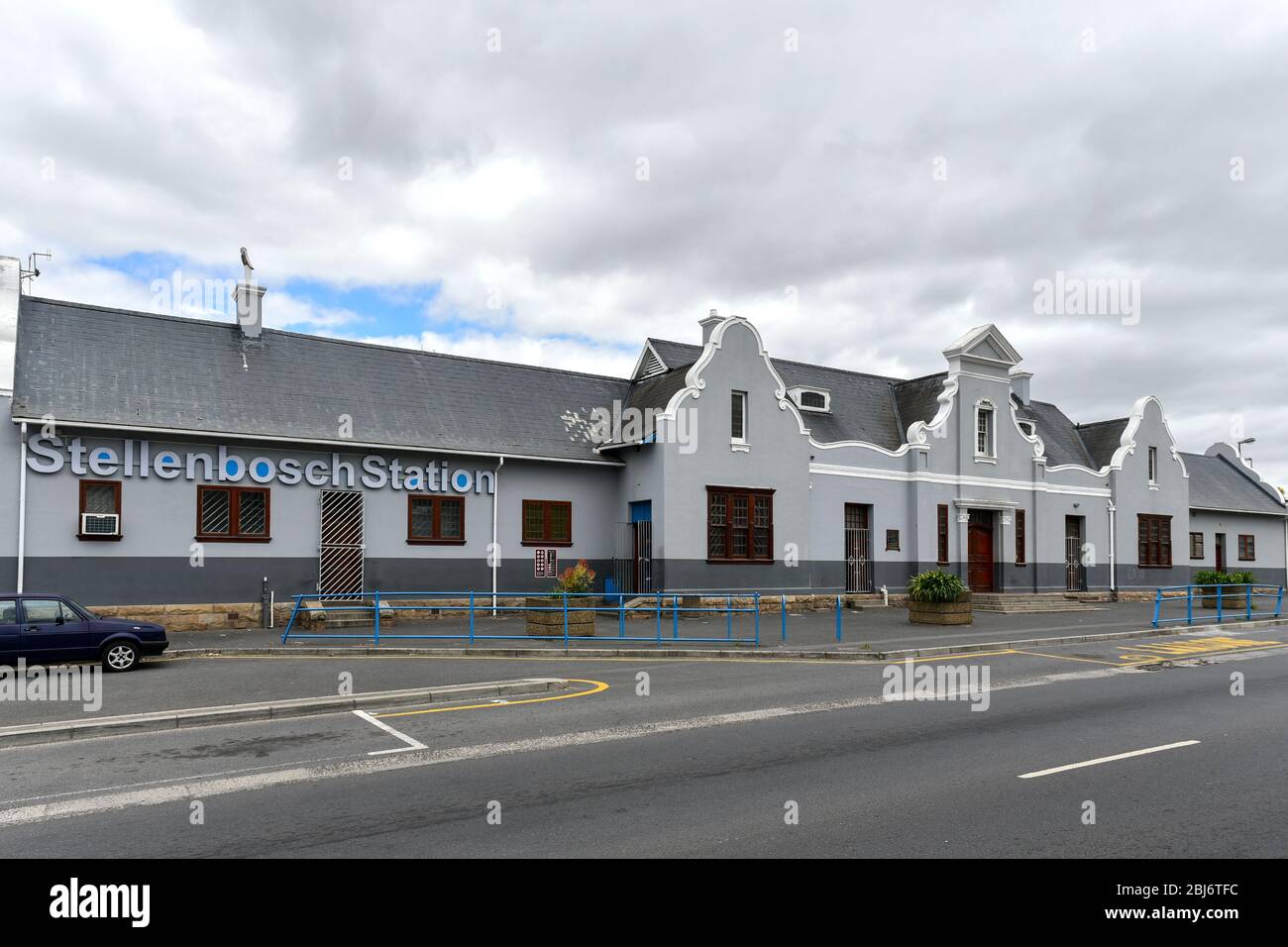 Außenansicht des Bahnhofs Stellenbosch (in kapniederländischer Architektur entworfen), Westkap, Südafrika Stockfoto